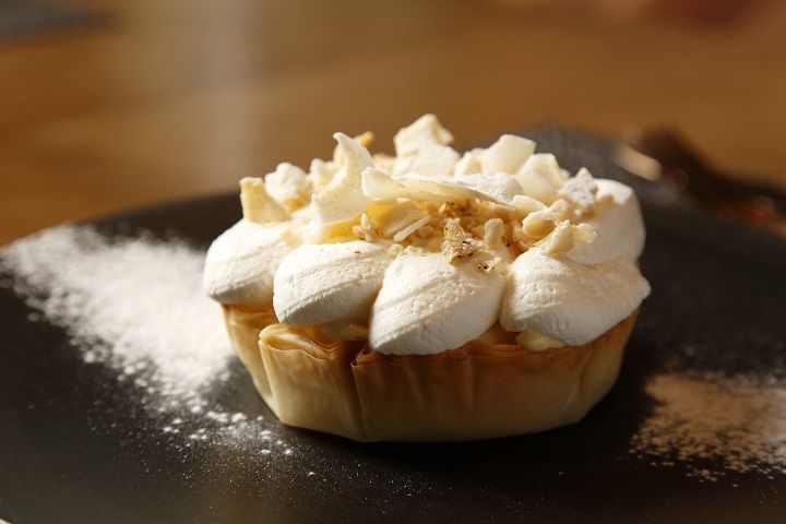 Banana chiboust cream pie with toasted coconut and peanuts〔バナナとカスタードのクリームパイトーストココナッツとピーナッツ〕1,200円(税込)