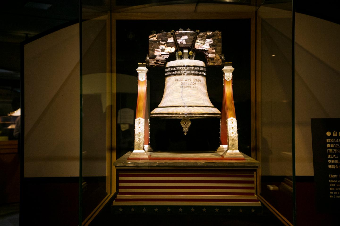 アメリカの独立宣言で打ち鳴らされた「自由の鐘」を1/3に縮小した工芸品。実際の鐘にある亀裂も青い真珠で忠実に再現。