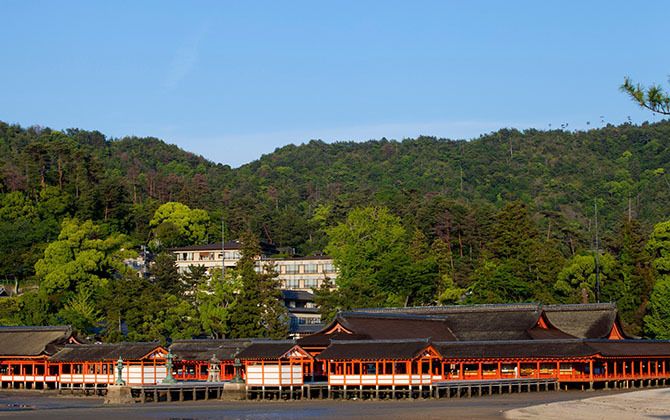 厳島神社とホテル