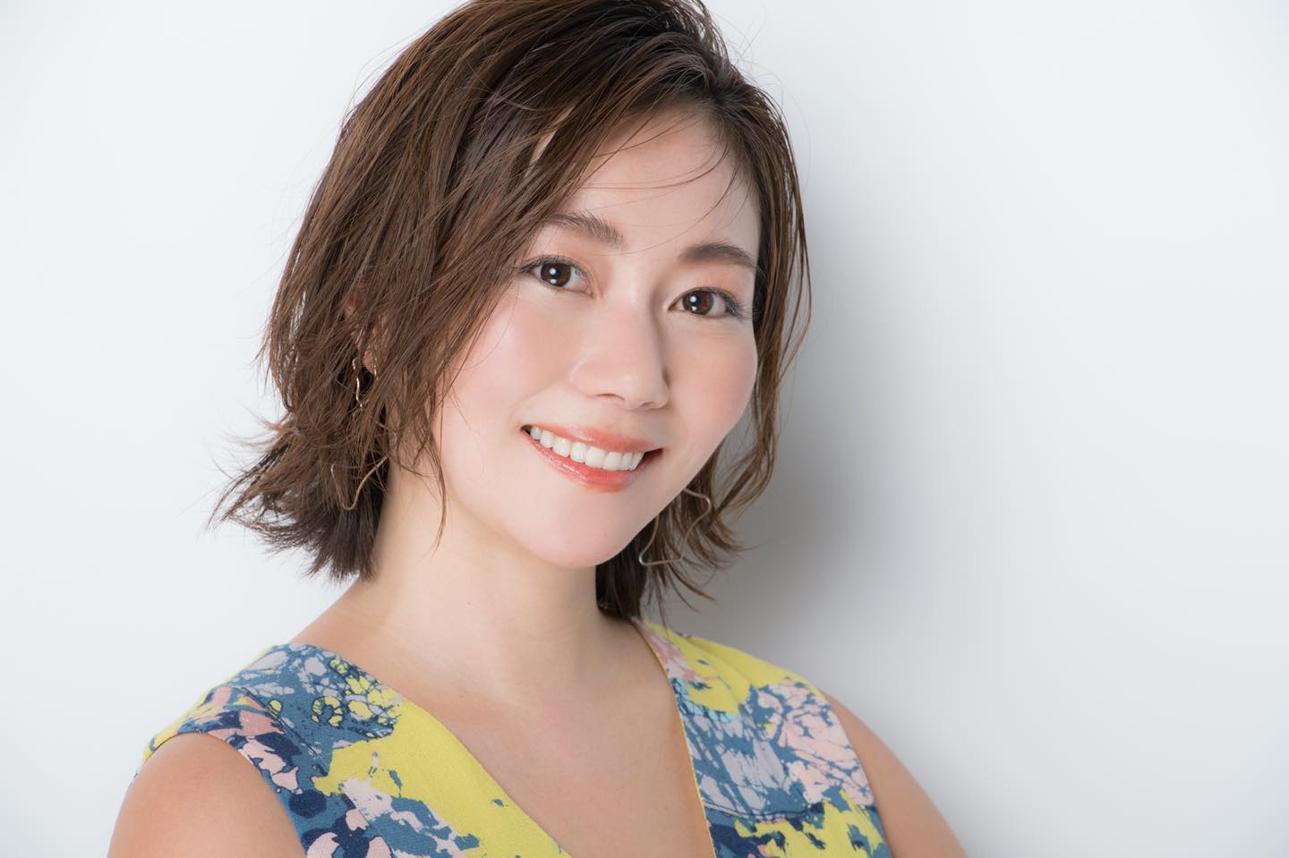 ベージュの三角チークで、ヘルシーな血色感と引き締めのどちらもかなえて。