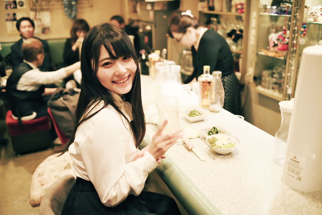 可愛らしい顔立ちからは想像しづらいが、焼き鳥屋やもつ焼き屋で一人飲みをよくするという山中さん