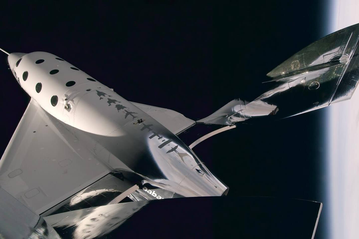 7月に行われたテスト飛行にて、スペースシップ2は高度52km、マッハ2.47(時速3,026km)を達成。宇宙まであと48km!