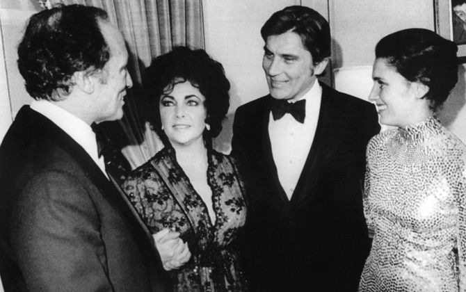 エリザベス・テーラーとマーガレット・トルドー PIERRE TRUDEAU, ELIZABETH TAYLOR, JOHN WARNER, MARGARET TRUDEAU, 1977