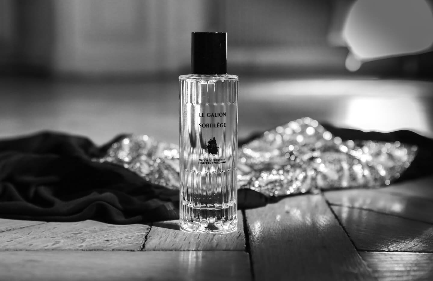 創業者であるプリンセス ミュラによって1930年から1935年の間につくられたとされる、名前のないフレグランス『２２２（ドゥ ドゥ ドゥ）』。オリエンタルなアンバーの調和をベースにつくられたミステリアスでセンシュアルな香りは、秘蔵フォーミュラとして現代に復活。ほのかなサンダルウッドと洗練されたレザーの香りが奏でる深みのあるブレンドは、男性にも好まれる、ユニセックスで使える香りです。