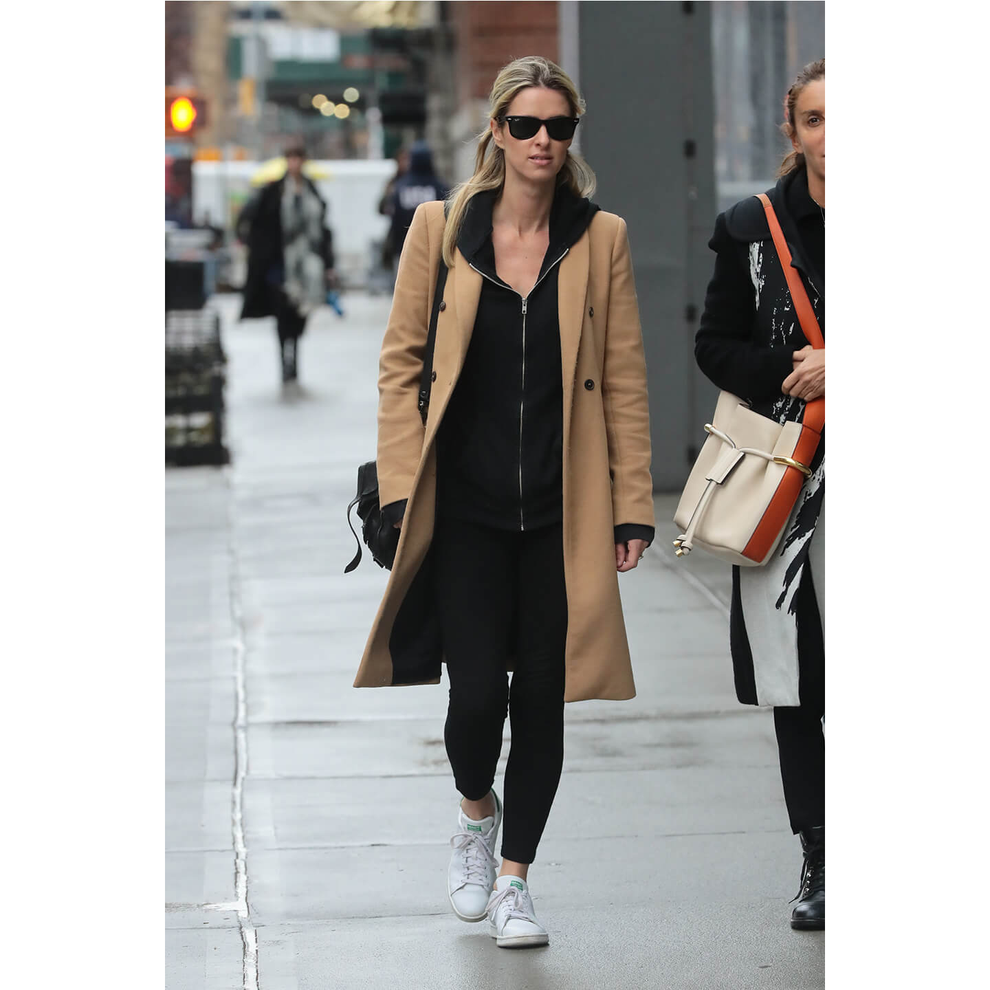 パーカとチェスターコートを着こなすNicky Hilton(ニッキー・ヒルトン)氏