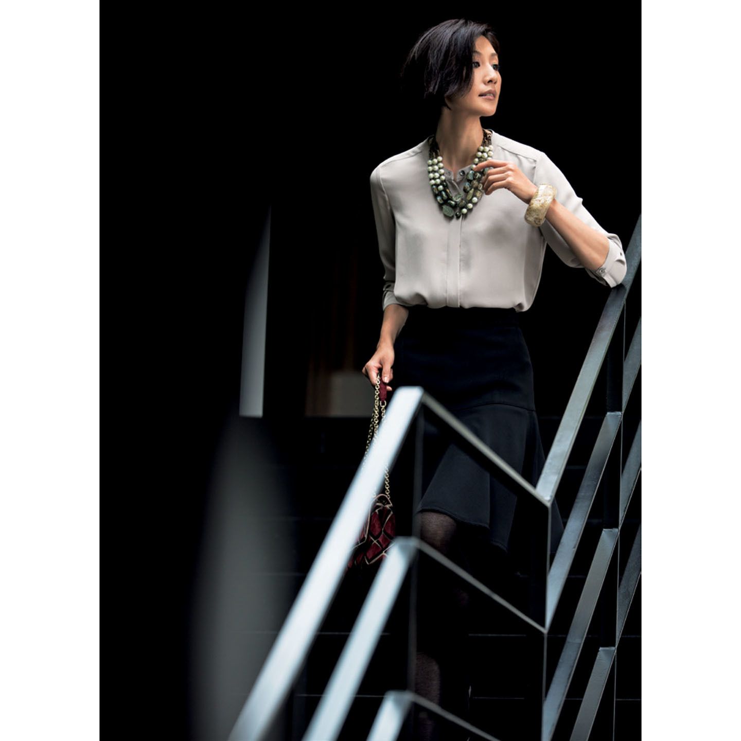 ブラウス(Theory luxe)、スカート(コロネット〈アキラーノ・リモンディ〉)、ドナテラ・ペリーニのネックレス、ペリーニのバングル(デペッシュモード恵比寿本店)、バッグ(トッズ・ジャパン〈ロジェ ヴィヴィエ〉)、タイツ(ステッラ〈ピエールマントゥー〉