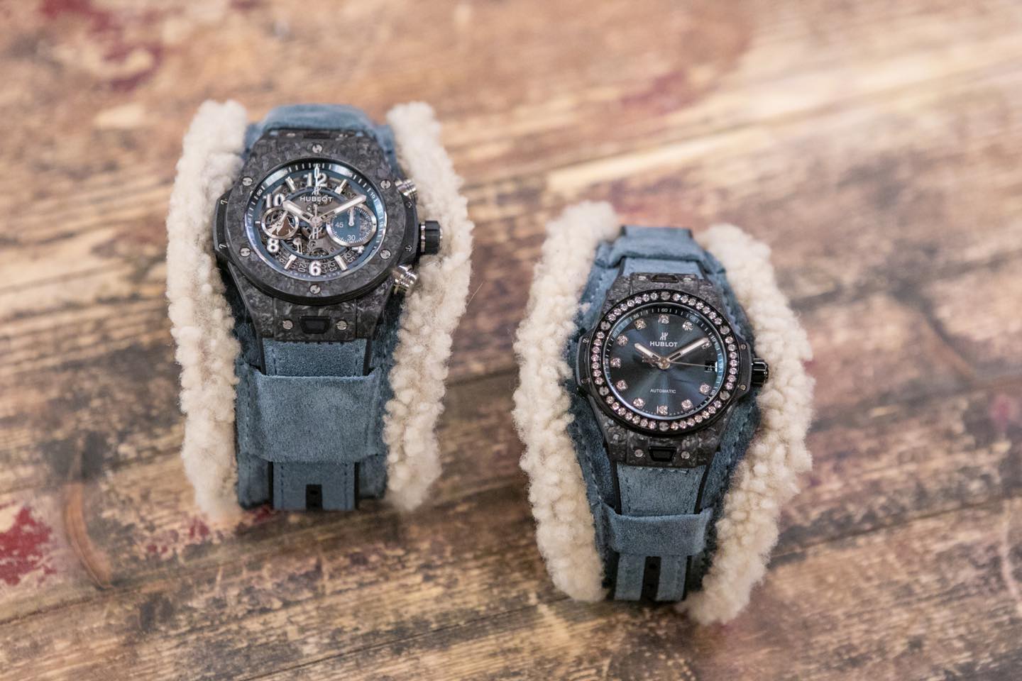左から、直径45㎜のメンズバージョンとダイヤモンドの煌く直径39㎜のウィメンズバージョン。
