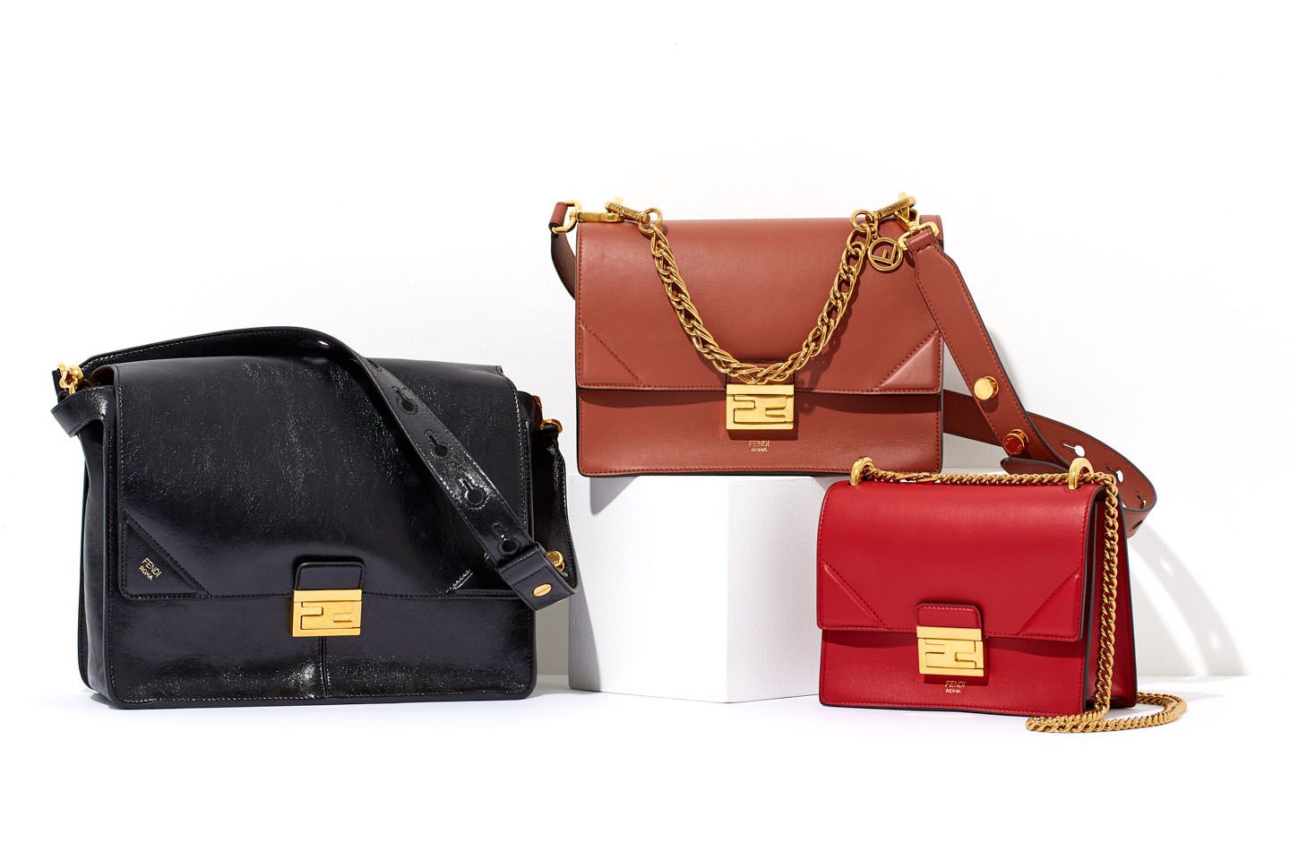 左から/バッグ「キャンユー」¥319,000【縦23.5×横29×マチ12.5㎝】※ラムナッパシャイニーレザーはラージサイズのブラックのみで展開・¥268,000【縦18.5×横25×マチ10㎝】・¥231,000【縦13×横19×マチ9㎝】