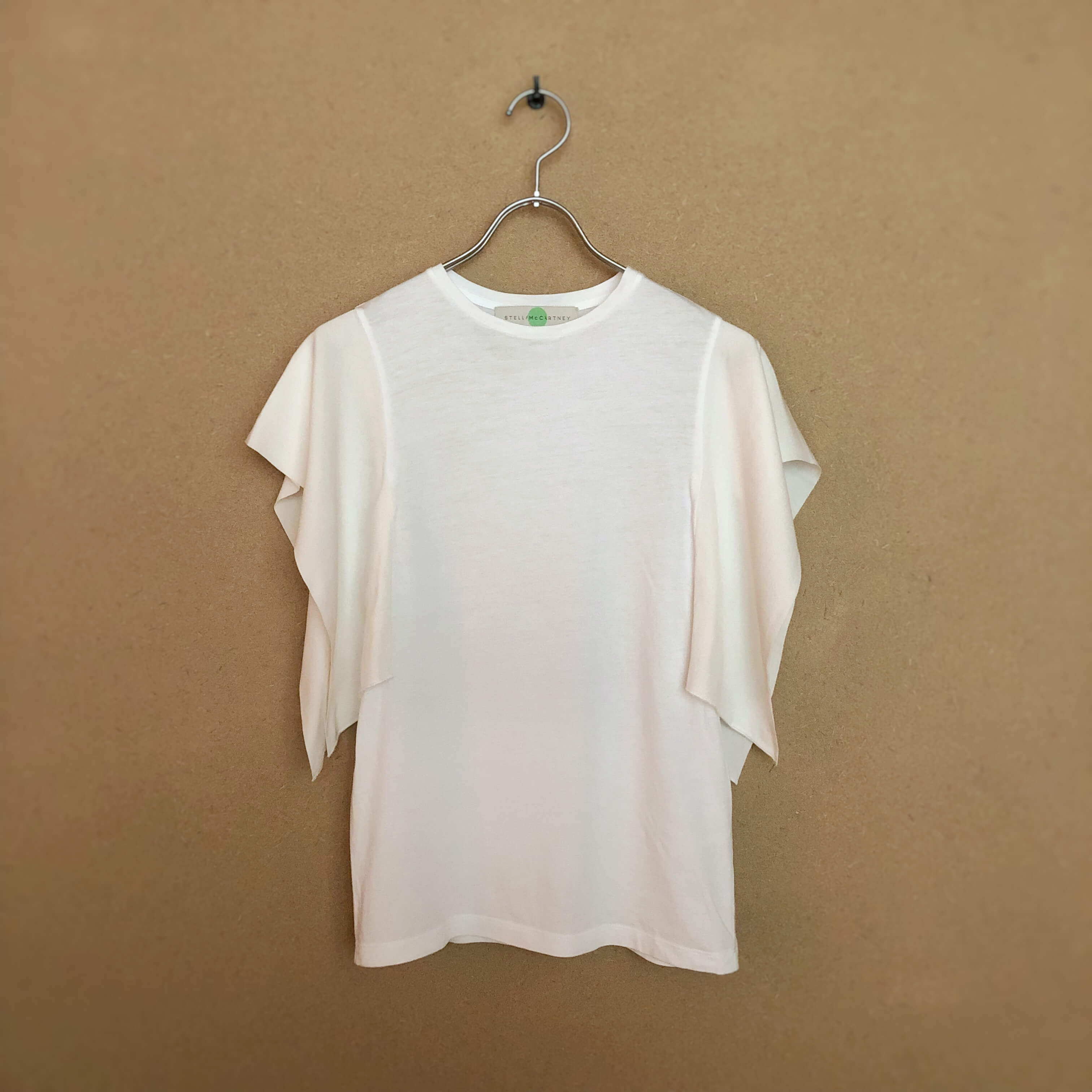 2018年の夏に活躍していた袖コンシャスなTシャツ。身頃はコットン、袖はシルクで、少し辛口デザインなので、モードなスカートやワイドパンツに合わせて。Tシャツ/ステラ マッカートニー