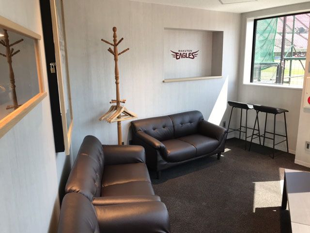 冷暖房・モニター完備で快適 ⓒRakuten Eagles