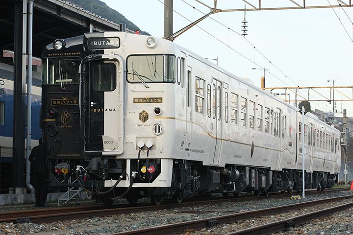 「特急 指宿のたまて箱」の外装。ドアが開く時は玉手箱のように、ドア上部から白い霧が出てくる