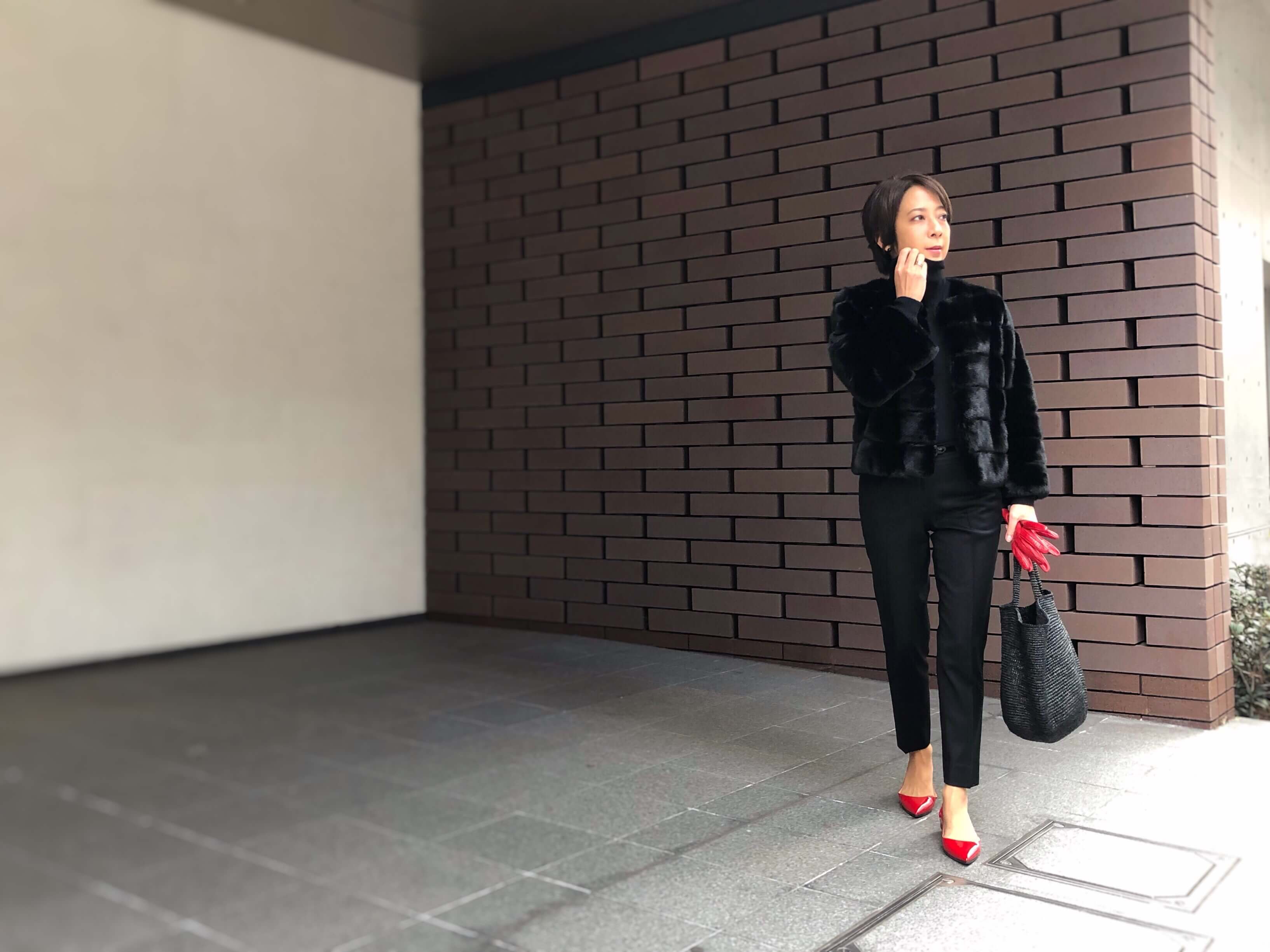 靴はプラダのメイド・トゥ・オーダーでつくったもの。モデル、素材、色を自分好みに選ぶことができるので、同じフラットで黒もオーダーしてしまいました。ファージャケット/ミカコ ナカムラ ニット/グッチ パンツ/バーニーズ ニューヨーク 手袋/Sermoneta gloves バッグ/Sans Arcidet