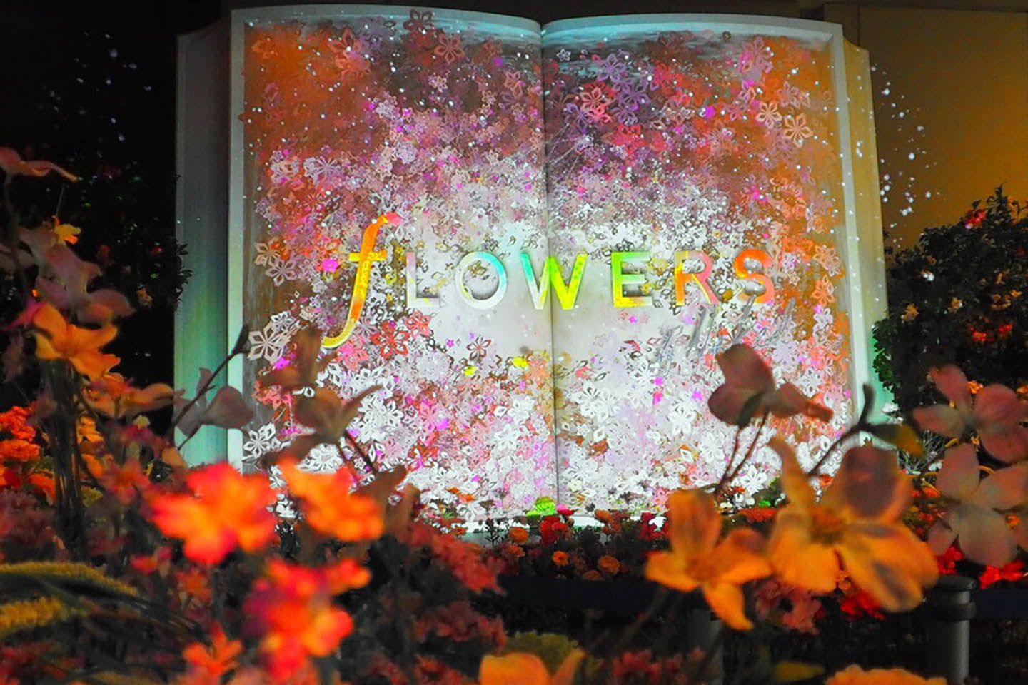 FLOWERS BY NAKEDの象徴的存在のBIG BOOKがお出迎え