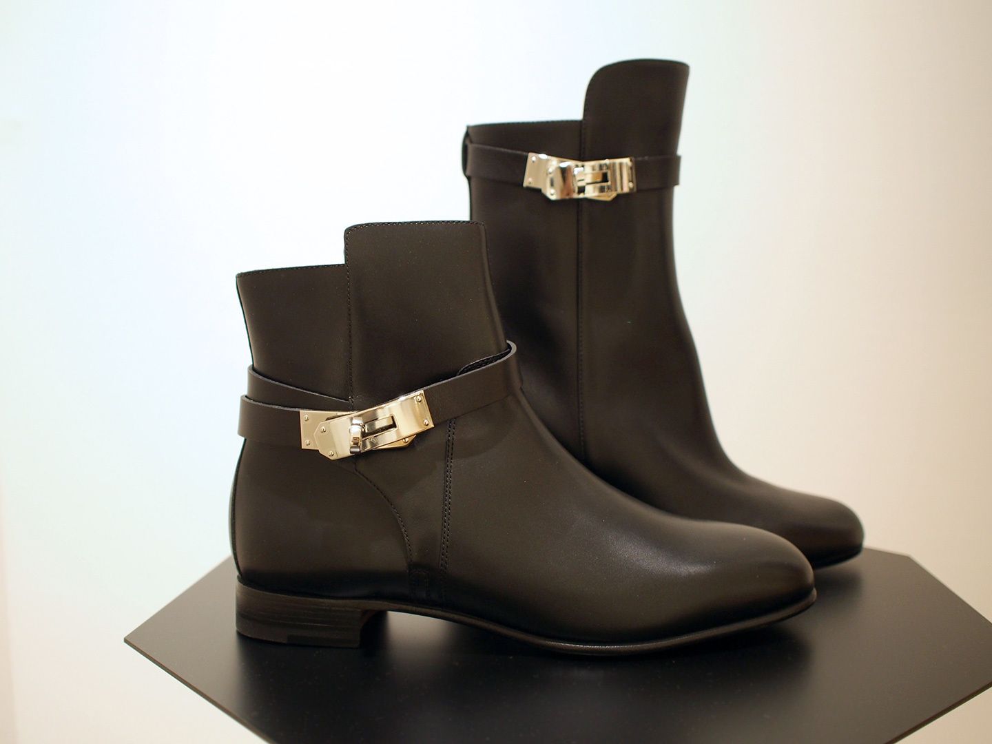 左/ショートブーツ<ローヒール>¥186,000 右/ショートブーツ<ミドルヒール>¥250,000
