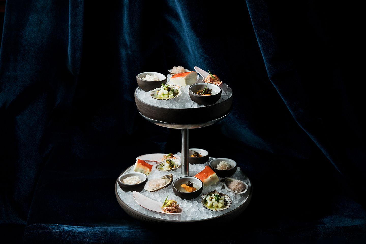 タワー形の演出も楽しい、魚介の盛り合わせ「FRUITS DE MER《LE GRAND PLATEAU》」