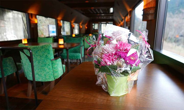 JR四国「四国まんなか千年ものがたり」の、花束とメッセージを贈れるサービス