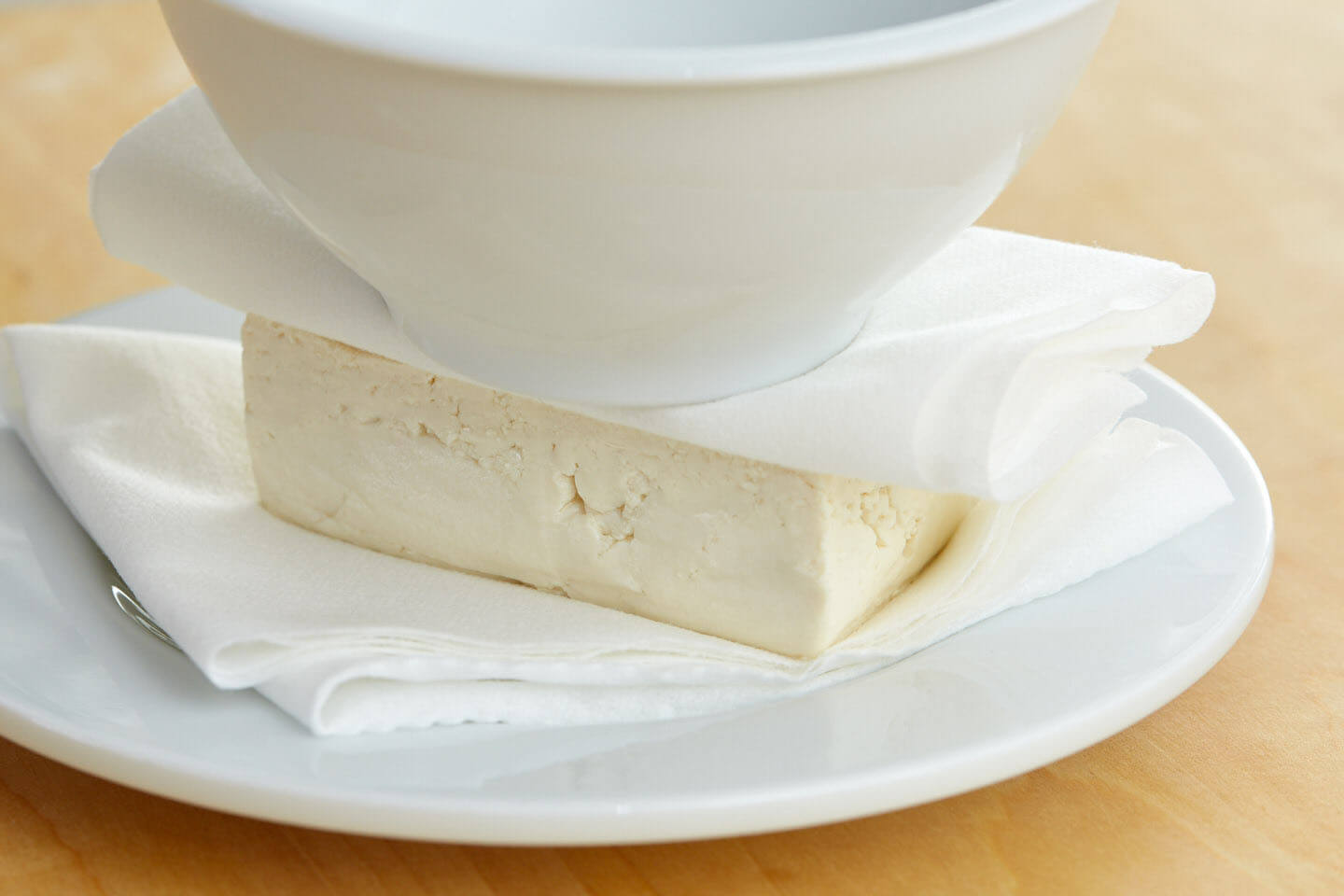 豆腐を水切りする様子