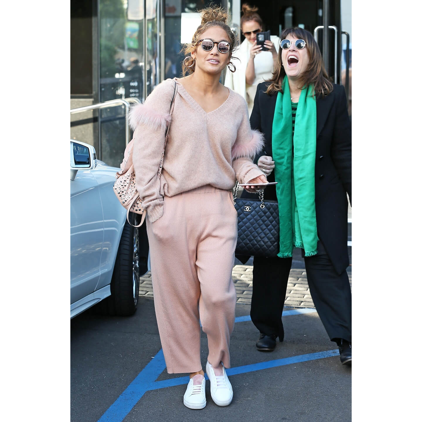 ピンク系のコーディネートでまとめるJennifer Lopez(ジェニファー・ロペス)氏