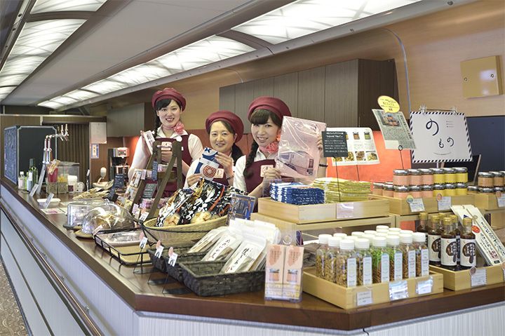 JR東日本「伊豆クレイル」のバーカウンターでは、お酒やおつまみを販売