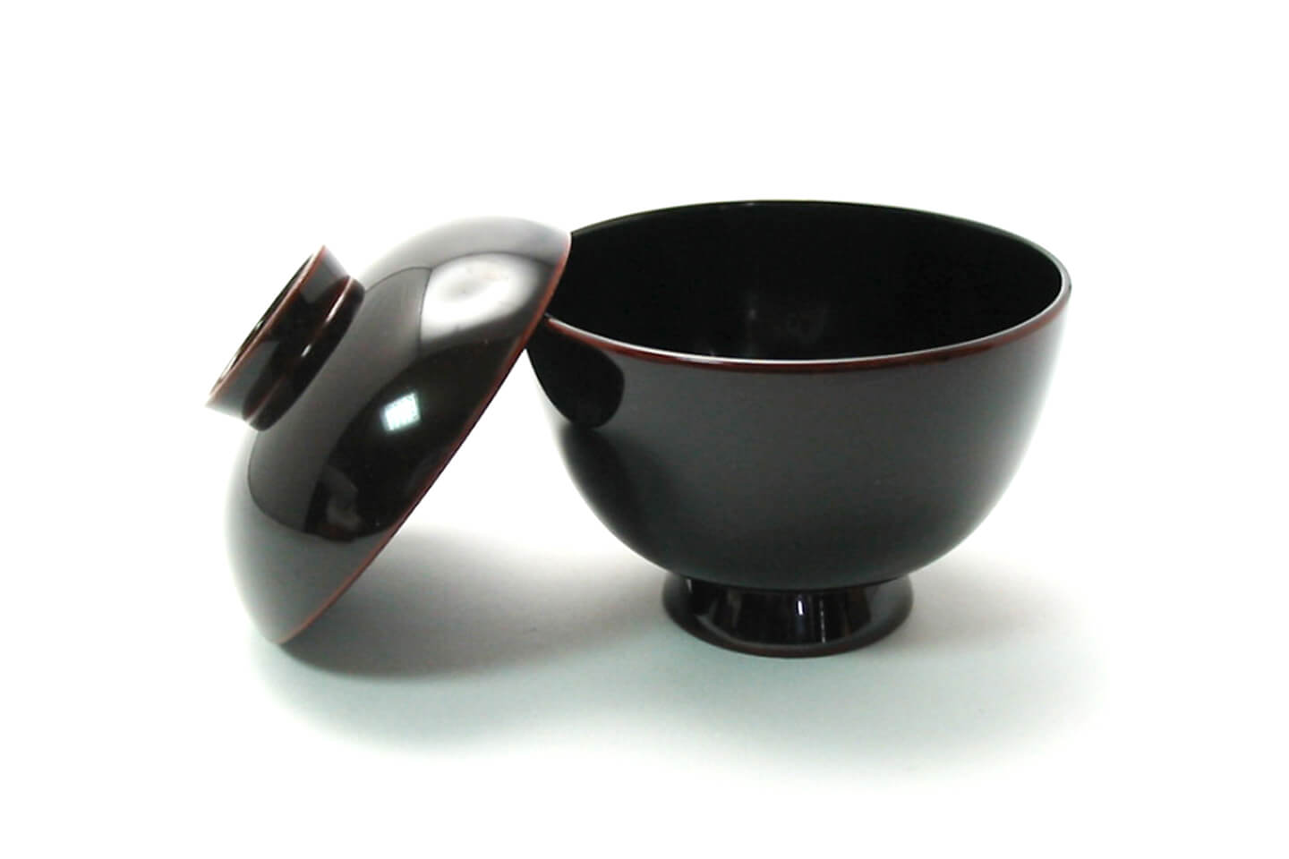 全体は漆黒で光沢があり、縁が少し赤みがかっている蓋付茶碗