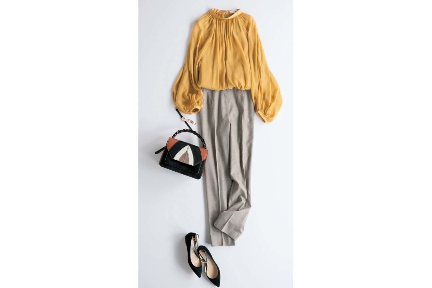 ブラウス¥38,000(ebure)、パンツ¥43,000(三崎商事〈エルミダ〉)、時計¥1,765,000・ブレスレット¥1,560,000(ティファニー・アンド・カンパニー・ジャパン・インク)、バッグ¥179,000(ADORE〈エレナ ギセリーニ〉)、靴¥75,000(JIMMY CHOO)