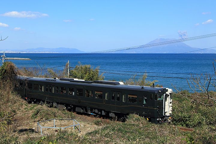 桜島を臨みながら錦江湾沿いを走行する「特急 指宿のたまて箱」