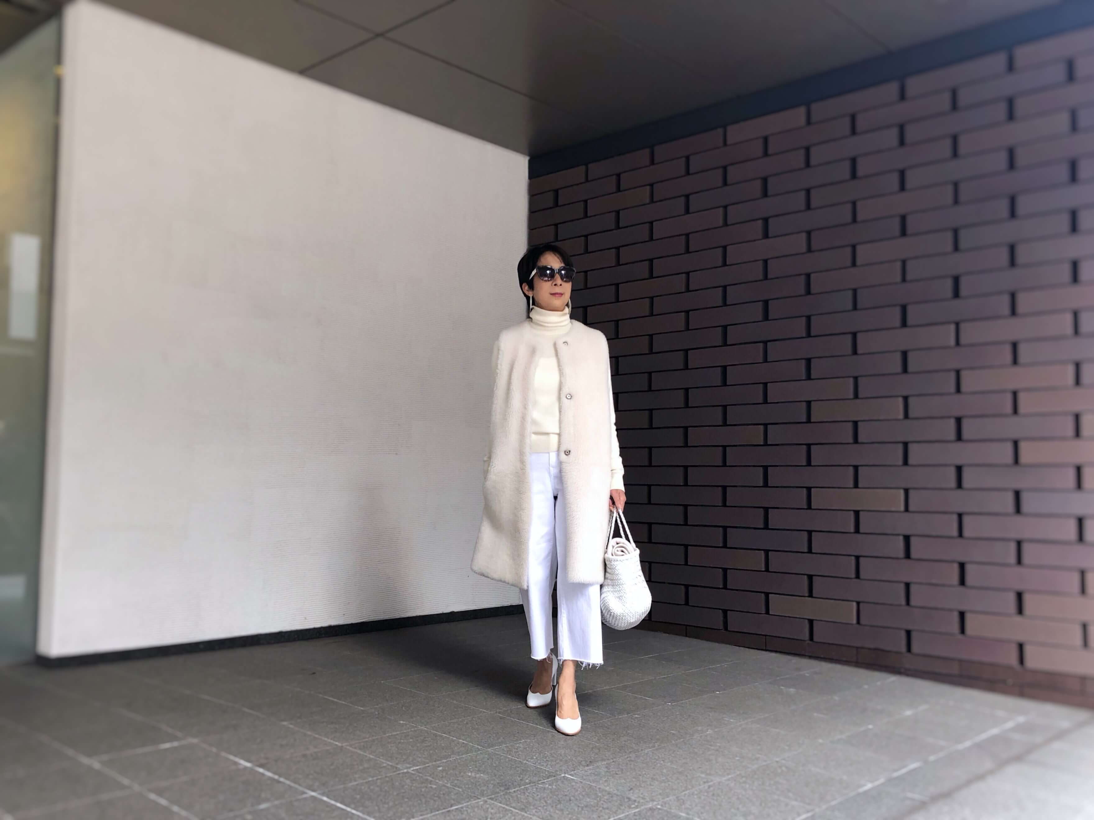 さらなる防寒対策として、オフ白のカシミヤストールも携帯。ニット・デニム/ユニクロ ファージレ/カール ドノヒュー サングラス/マックスマーラ ピアス/サイモン アルカンタラ バッグ/DRAGON 靴/KATIM