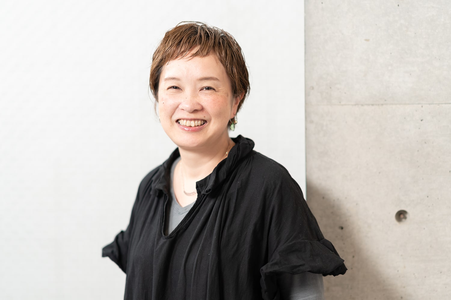 Double ヘアスタイリスト・田中直美さん。最近、家に花を飾るようになったとか。「花があるだけで部屋の雰囲気が変わりますよね。花屋さんをのぞくのが楽しくなりました」
