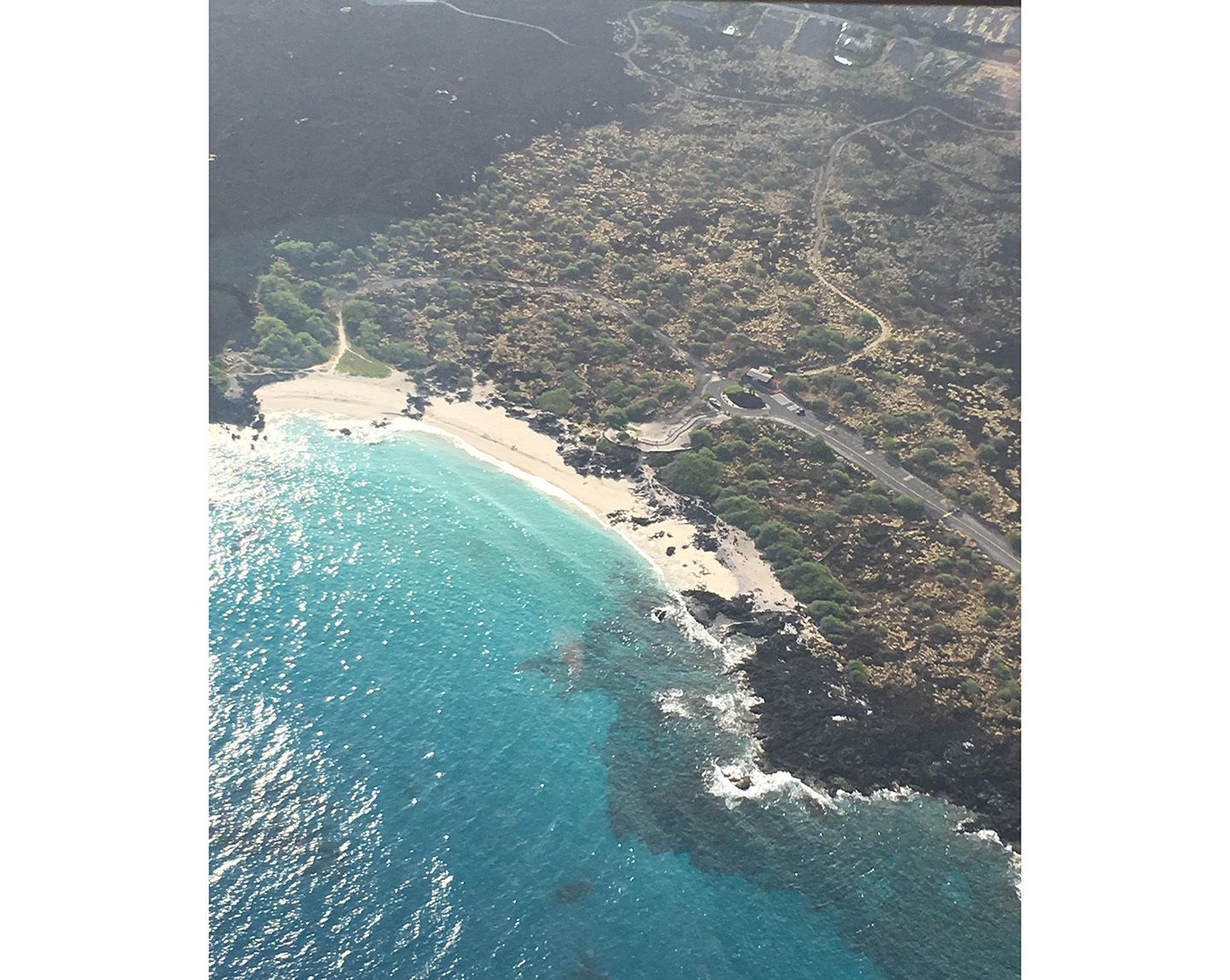 蒼く澄みきったハワイ島の海を上空から眺めて。海中の珊瑚礁までありありと。