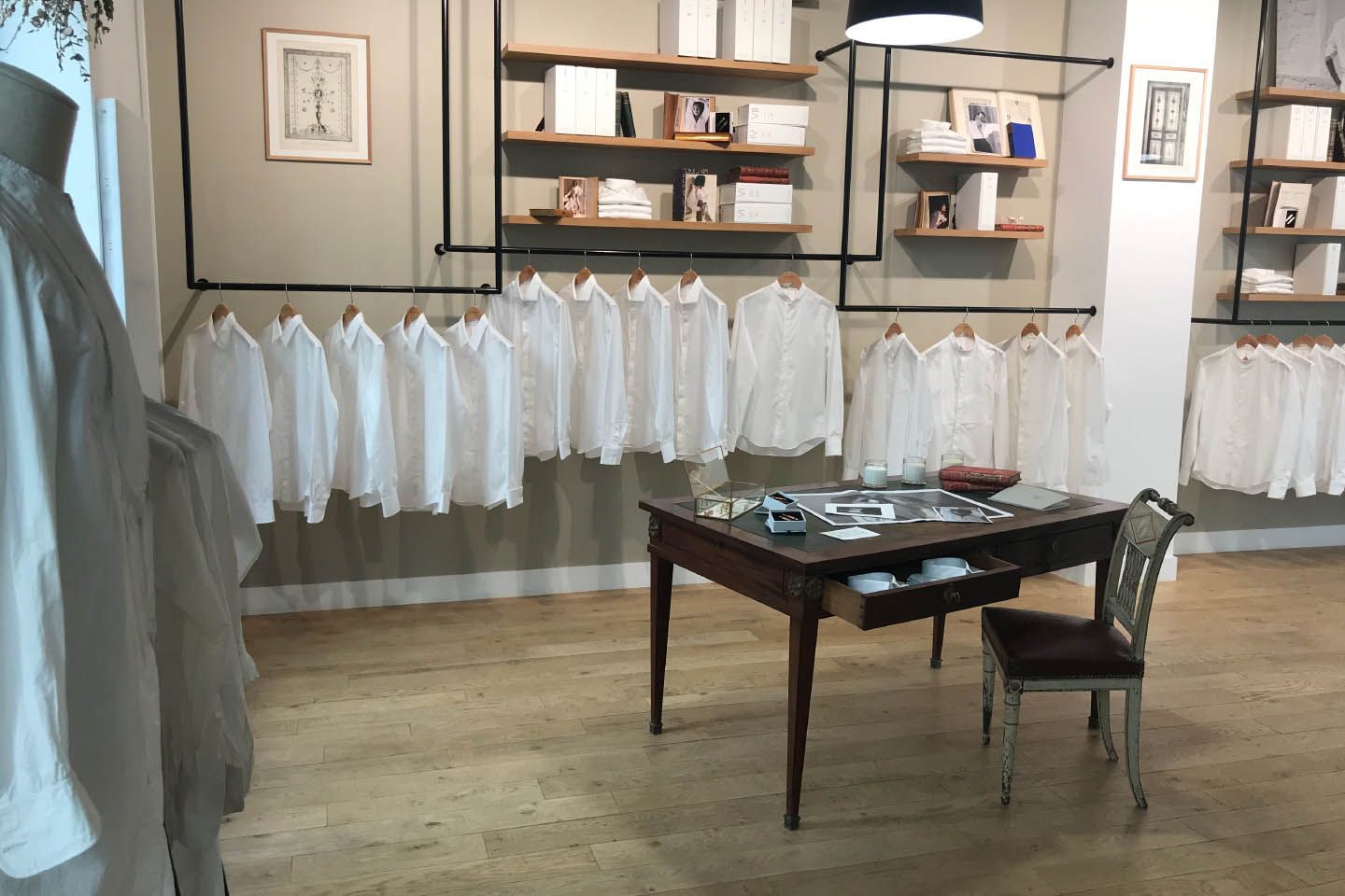 手前にはヴィンテージのシャツ、奥にはメンズの「ブリエンヌ パリ・ディス」コレクションが並べられている。
