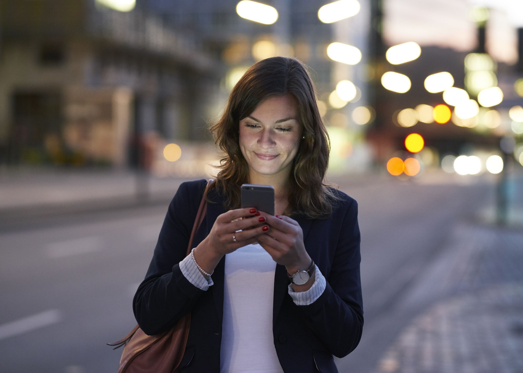 女性がスマホを見ている画像