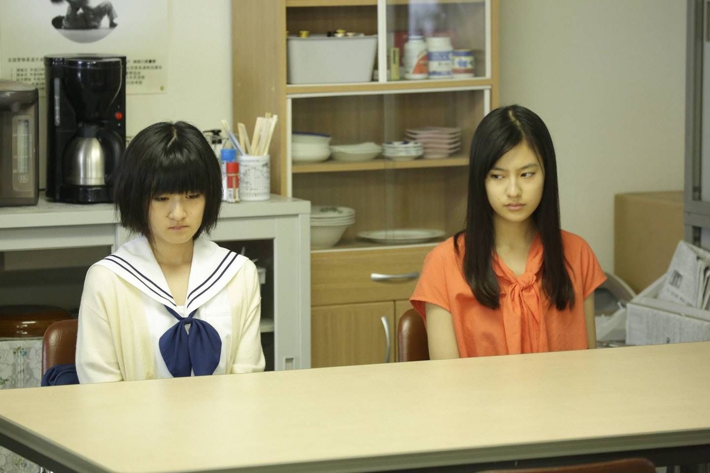第一発見者である次女の友里(小林星蘭さん/左)と長女の美咲(恒松祐里さん) ©フジテレビ