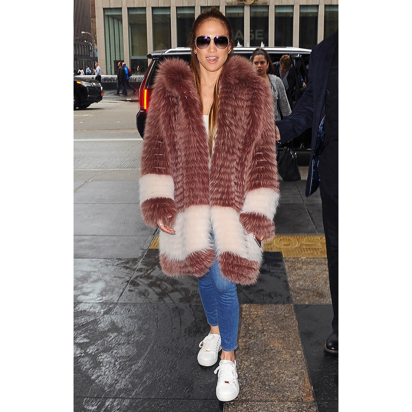 白スニーカーを取り入れたコーディネートのJennifer Lopez(ジェニファー・ロペス)氏