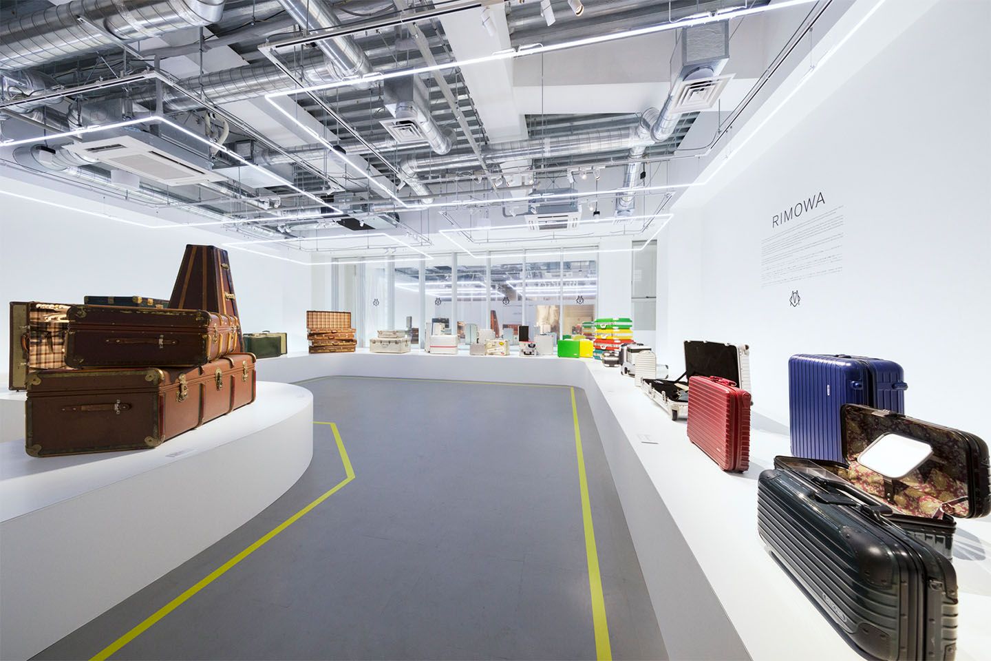 アートエキシビジョン「RIMOWA Heritage Ginza」会場