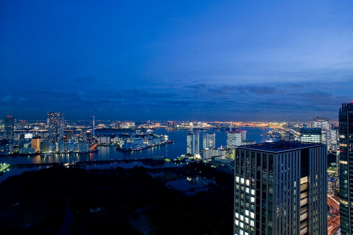 ビルや海が見える夜景