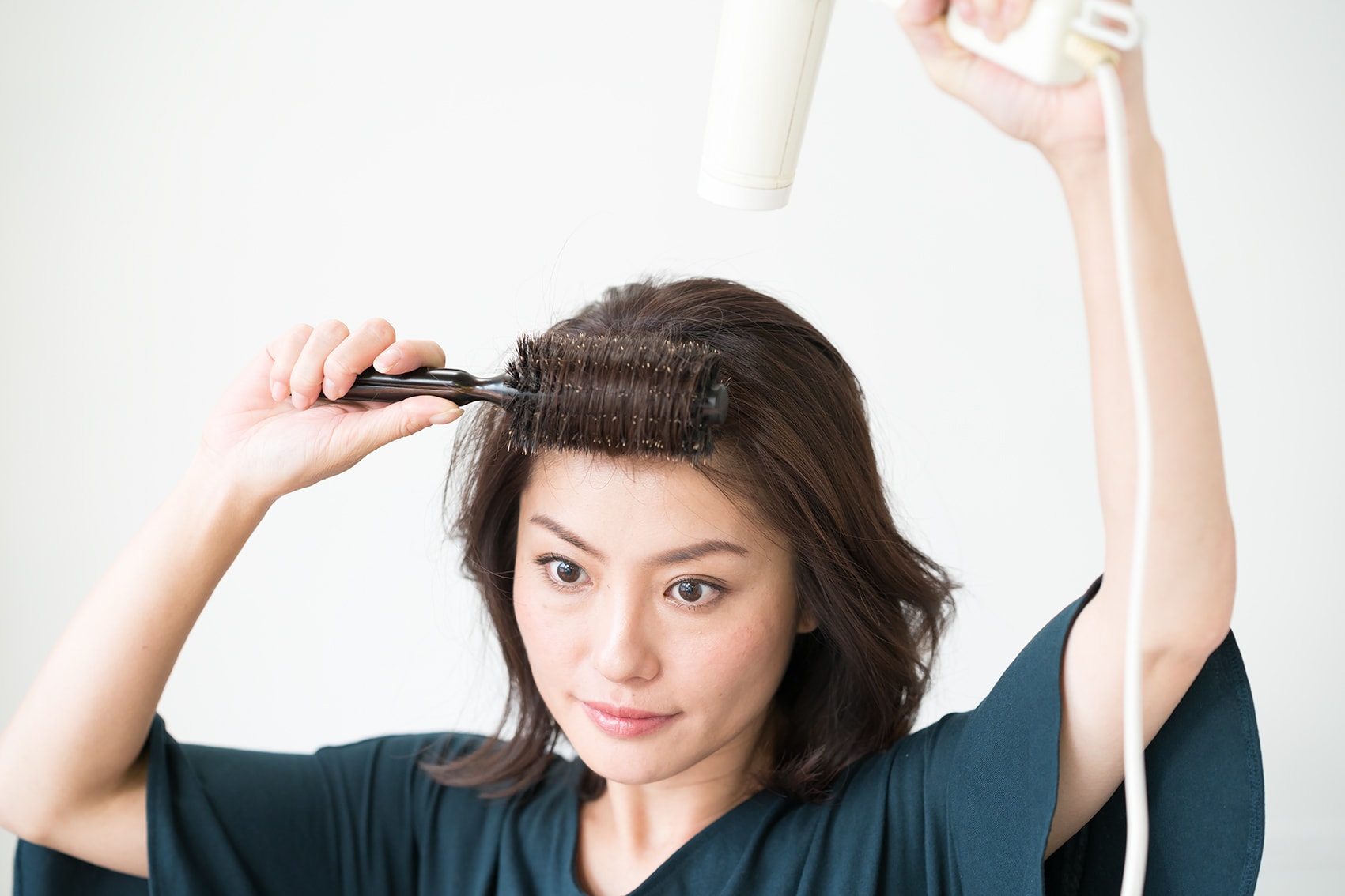 毛先ではなく根元に