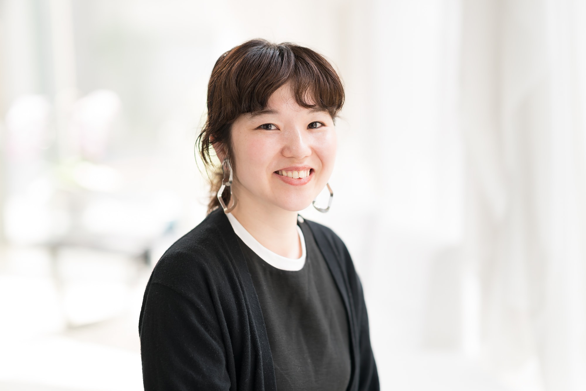 Rougyヘアデザイナー・二階堂 雪さん。部屋に花を飾ることにハマっているとか。「今、多肉植物を集めています」