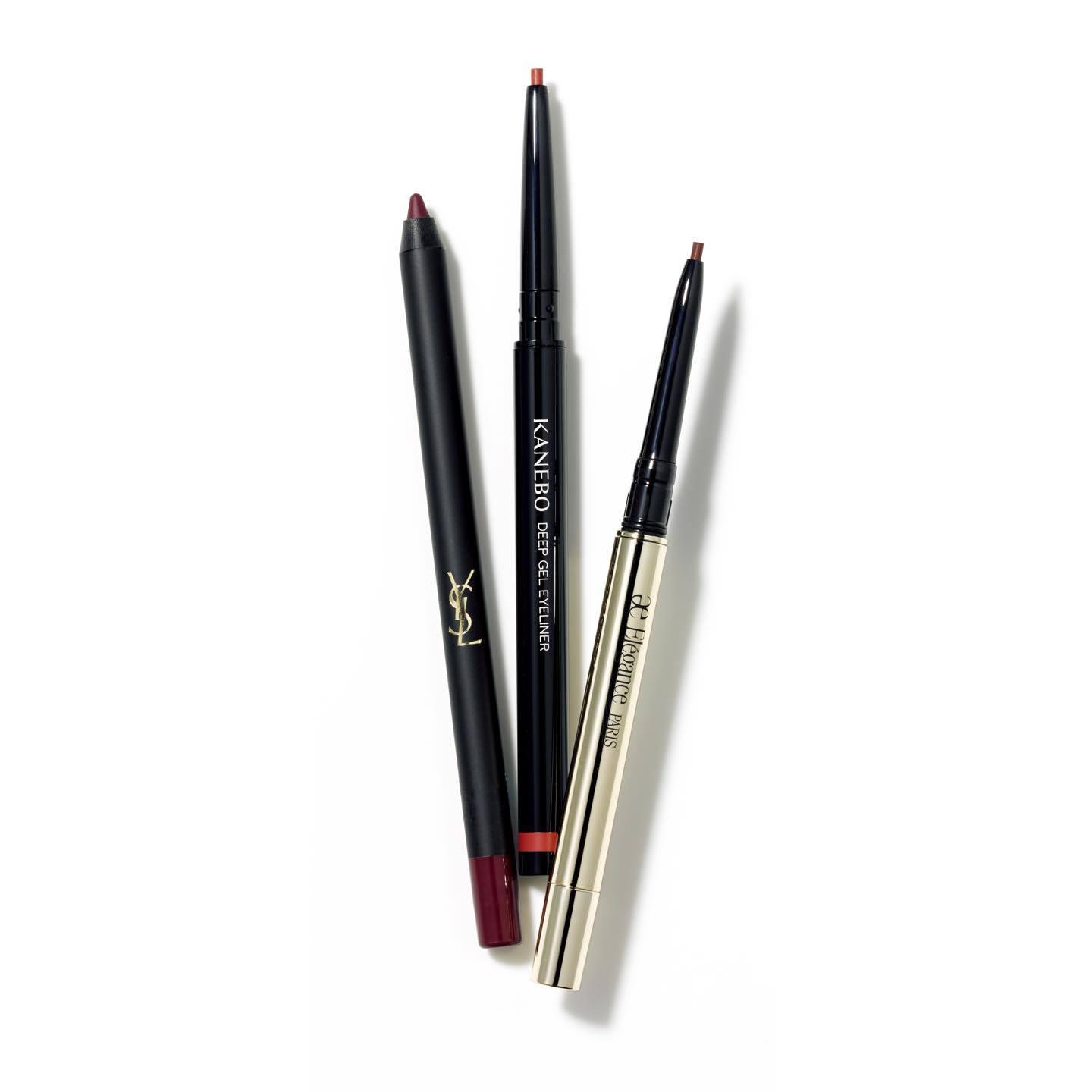 (左から)ややブラウンみがかったスモーキーレッド。ウォータープルーフ処方。イヴ・サンローラン・ボーテ YSL アイライナー ウォータープルーフ 6 ¥3,300、深い赤が情熱的な雰囲気を醸し出すサンピングレッド。カネボウインターナショナル Div.KANEBO ディープジェルアイライナー 03 ¥3,200、女性らしく、スタイリッシュな印象に仕上がるボルドーブラウン。モデル使用色。エレガンス ファインラスティング ジェルアイライナー BR22 ¥3,800