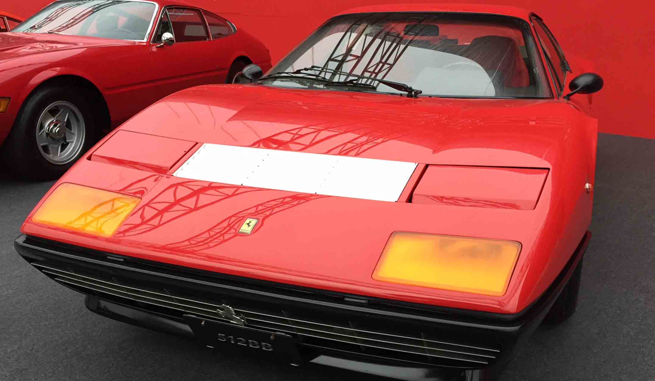スーパーカーブームを牽引した70年代のフラッグシップ、「512BB」。格納式ヘッドライトは「スーパーカーライト」と呼ばれ、そのギミックはジュニア向け自転車にも波及した。