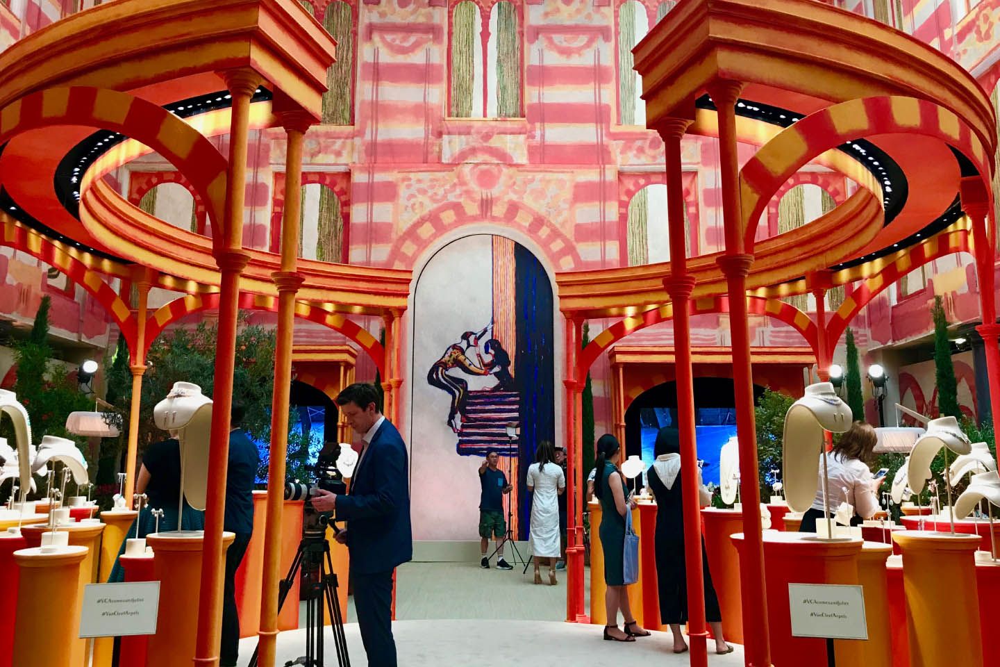 ヴェローナの貴族の館のようなイメージの会場。