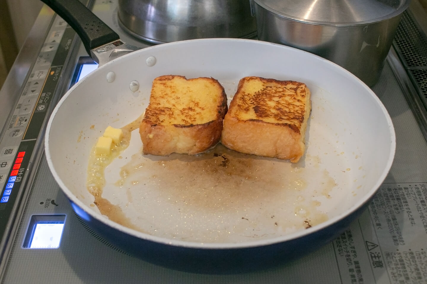 ひっくり返してから2分ほど経ったら、バターを2個投入します