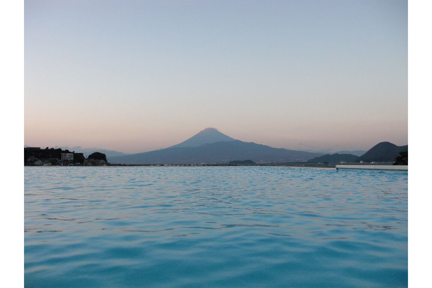           デジョユジャパンの施工した、プールの向こうに富士山がそびえるインフィニティプールの景色