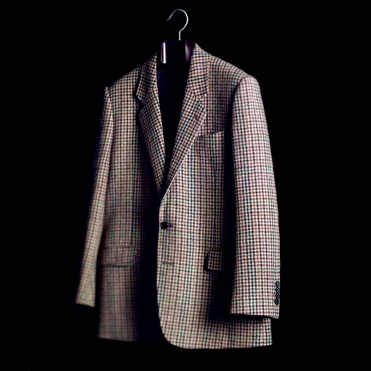 ●国:フランス ●メンズ誕生年:2019年 ●サイズ展開:44~50 ●素材:ウール ●価格:¥360,000(セリーヌジャパン) ●備考:細幅のラペルと低いゴージラインから、ロックなテイストがにじみ出る。しかし、しっかりとした生地感のガンクラブチェックによって、カントリージェントルマンのイメージで着こなせる。