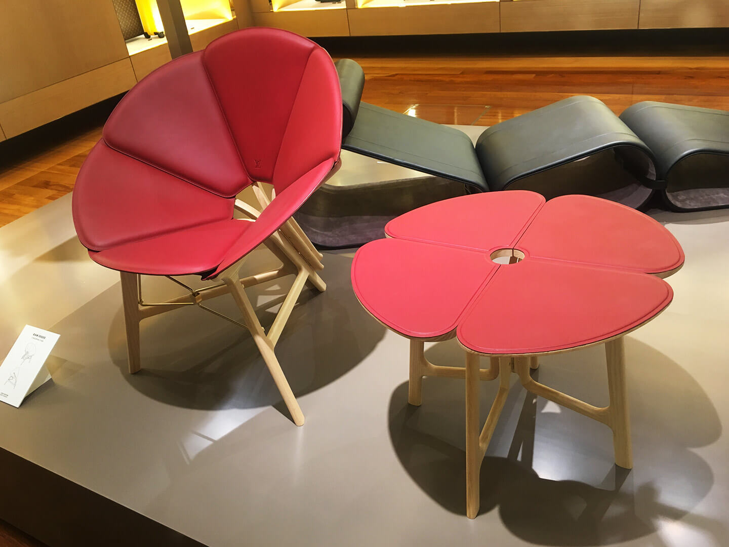 Concertina Chair / Raw Edges¥2,000,000、Concertina Table / Raw Edges¥1,005,000