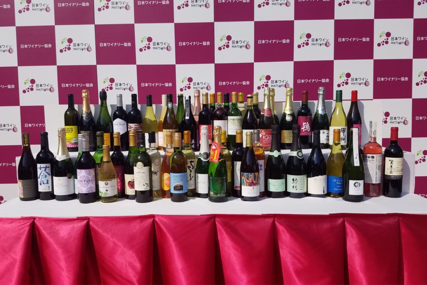 日本各地のワイナリーから生まれたワインが並ぶ様は壮観!