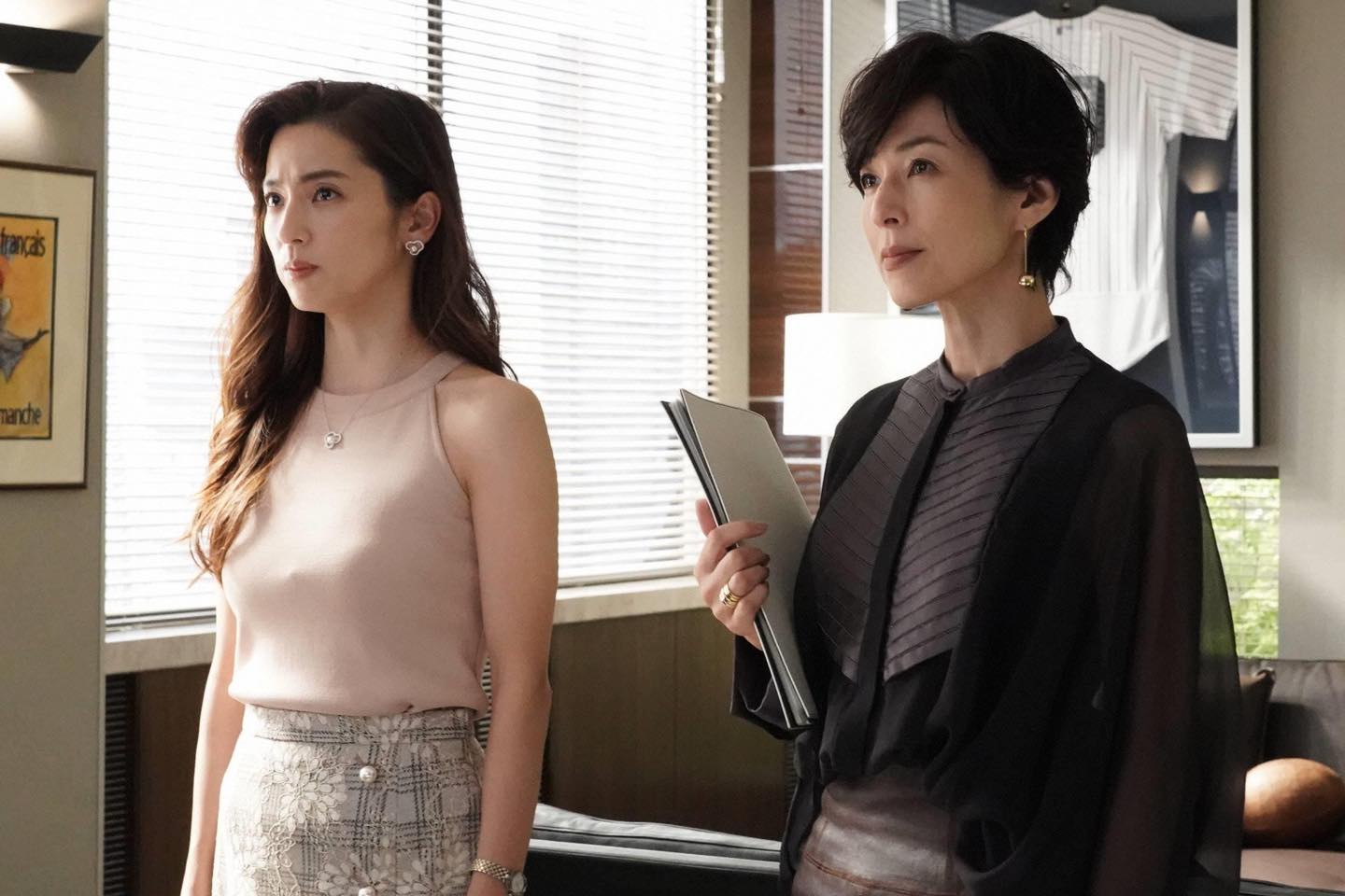 胸元にモニーレのあるブラウスは、ジャケットやコートなどのアウターを羽織ることが多い日でもオシャレに。