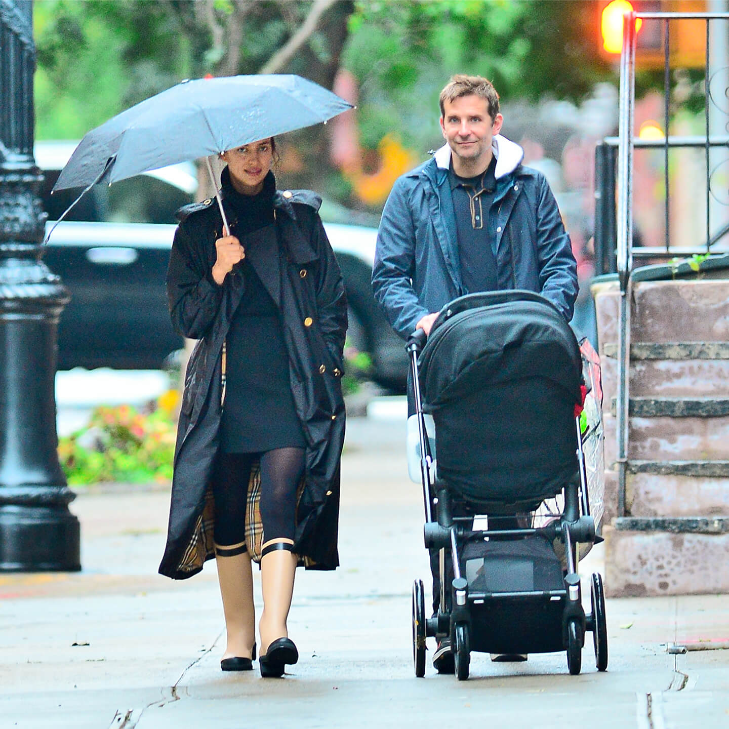 散歩をするBradley Cooper(ブラッドリー・クーパー)氏とIrina Shayk(イリーナ・シェイク)氏
