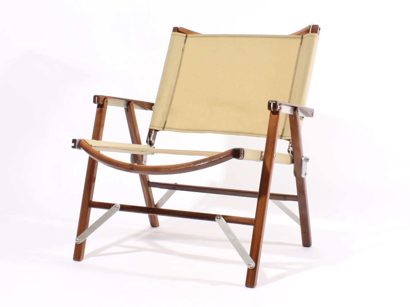 本体サイズ・重量:幅約53×高さ約61cm(座面の高さ32cm)・約2.5kg。(収納時)幅11×奥行き16×高さ56cm。¥38,500(デイトナ・インターナショナルAME Div〈カーミットチェア〉)(税抜、参考価格)