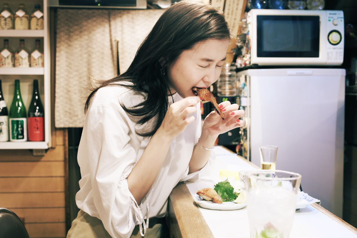 「あぁ〜、明太子ぎっしり! 故郷の味ですね」と一生懸命頬張る
