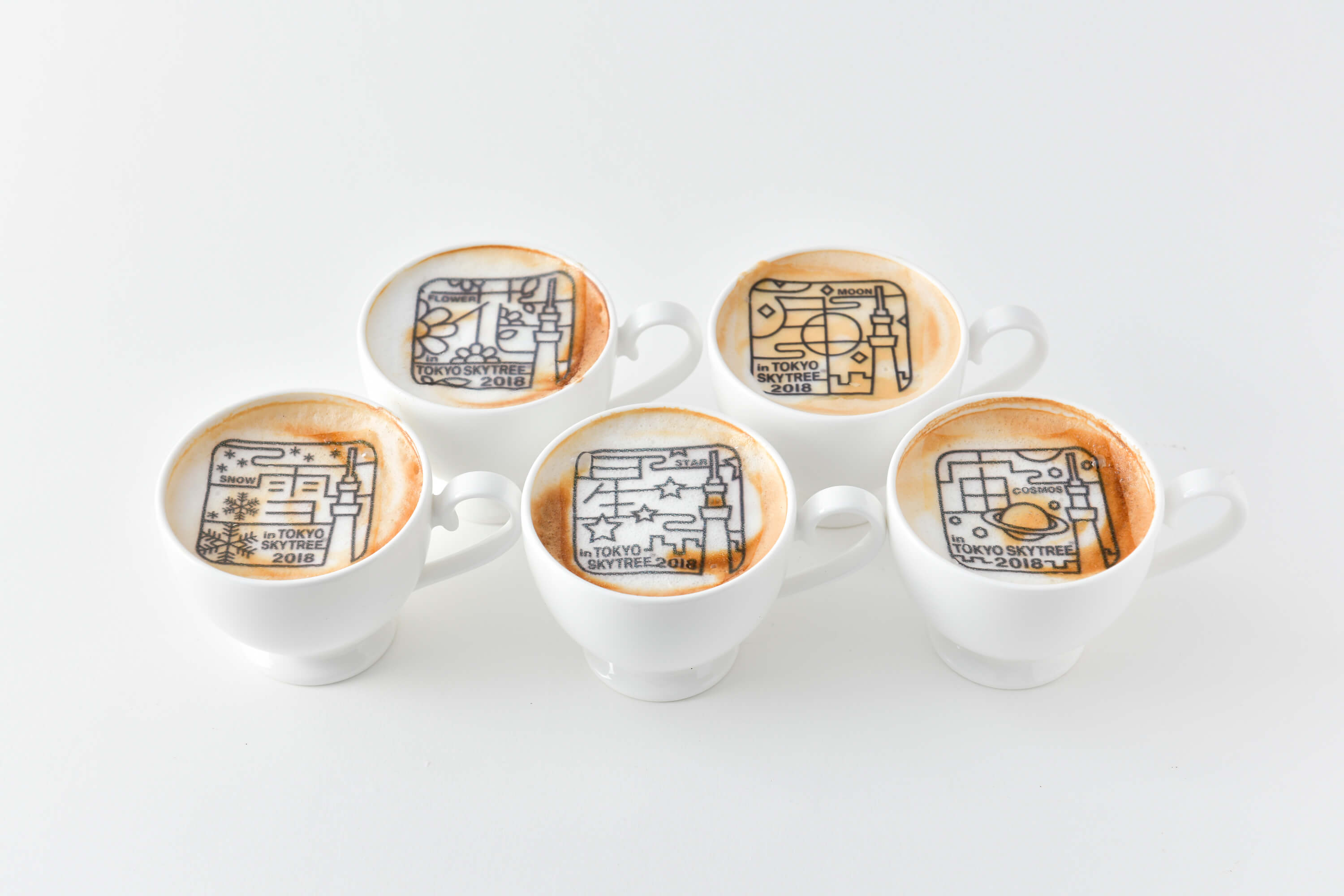 各組のラテアートをあしらったカフェラテ。TAKARAZUKAの休日 各¥650(税込)